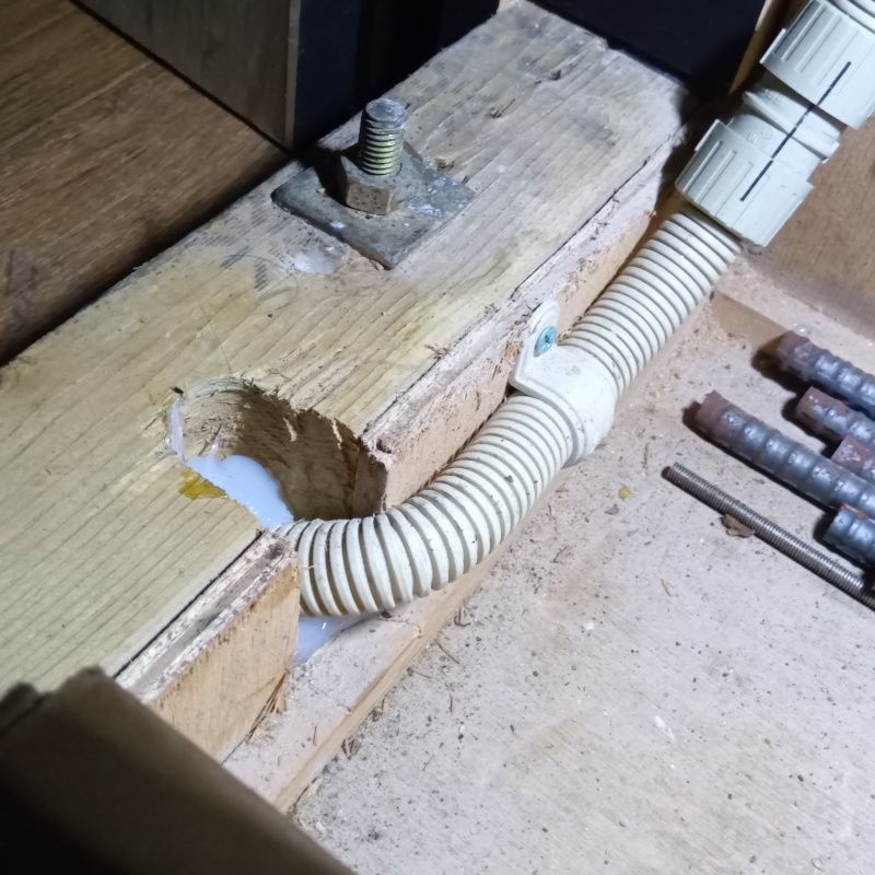 配管が通る穴のすき間を封鎖