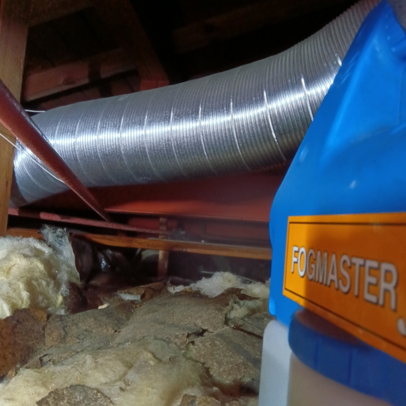 清掃後に噴霧器で薬剤を散布