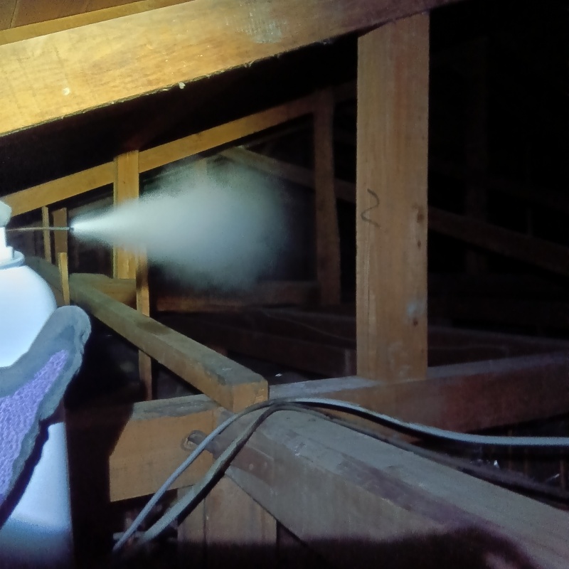 忌避スプレーを散布