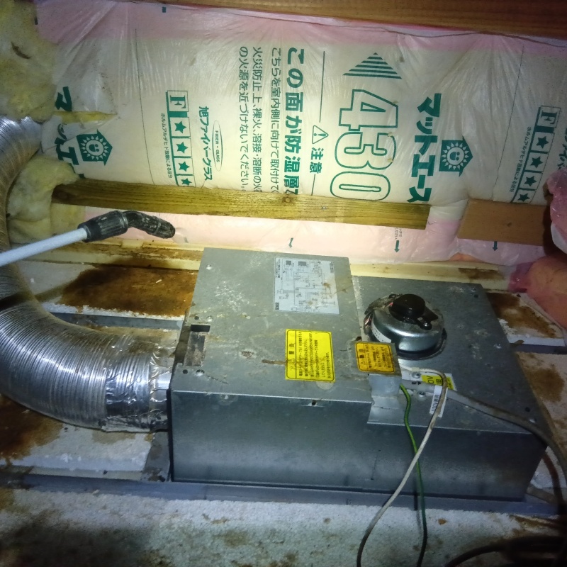 屋根裏に除菌剤を散布