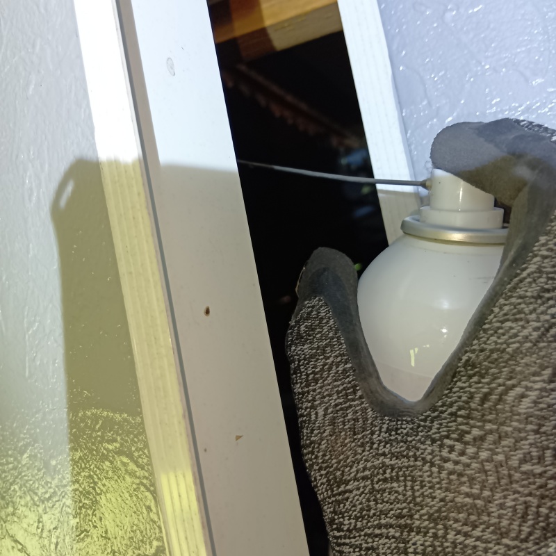 扉の奥に忌避スプレーを散布