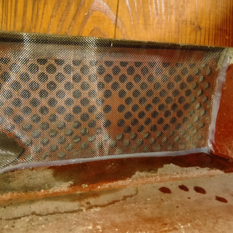 床下換気口のすき間を封鎖