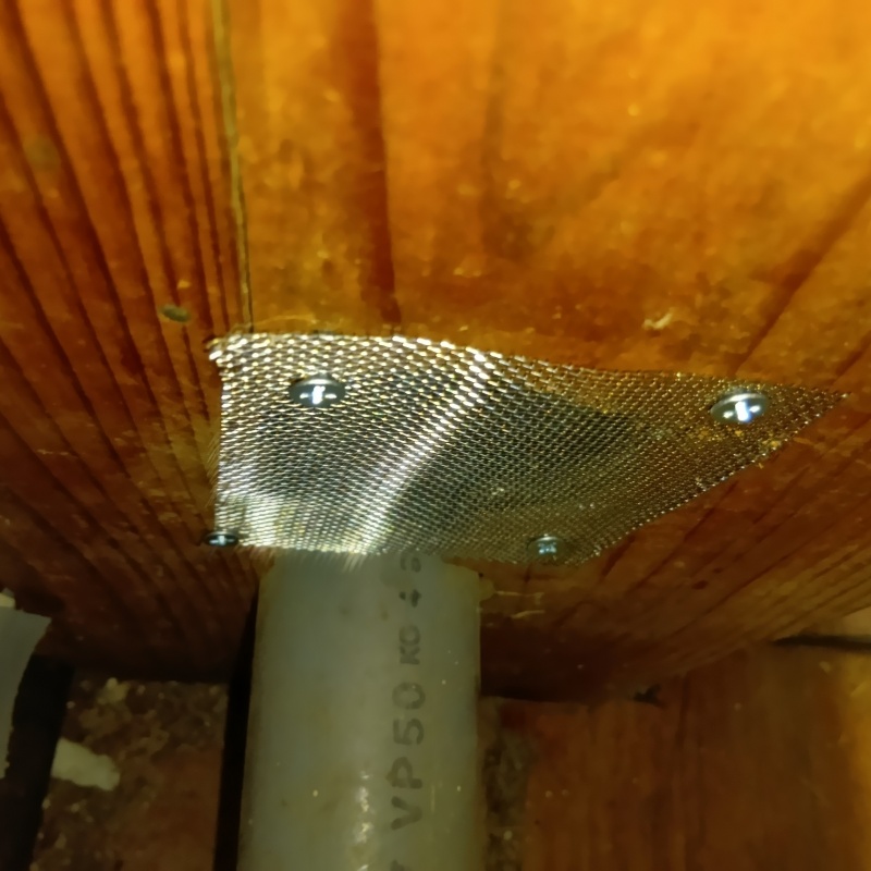 天井の穴を封鎖