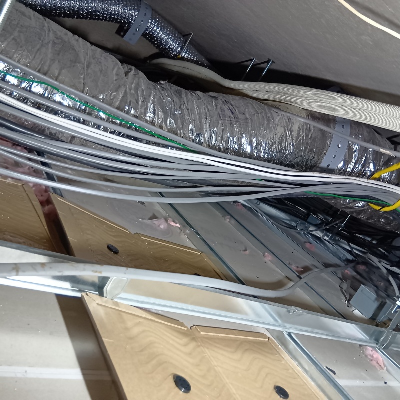 天井裏に粘着シートを設置