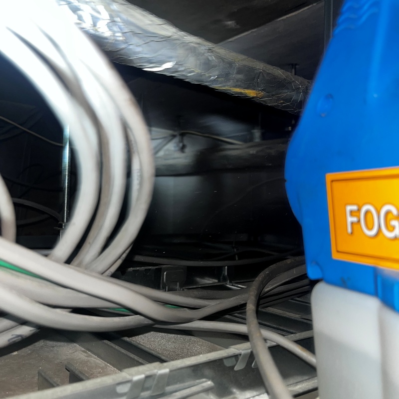 清掃後に噴霧器で薬剤を散布