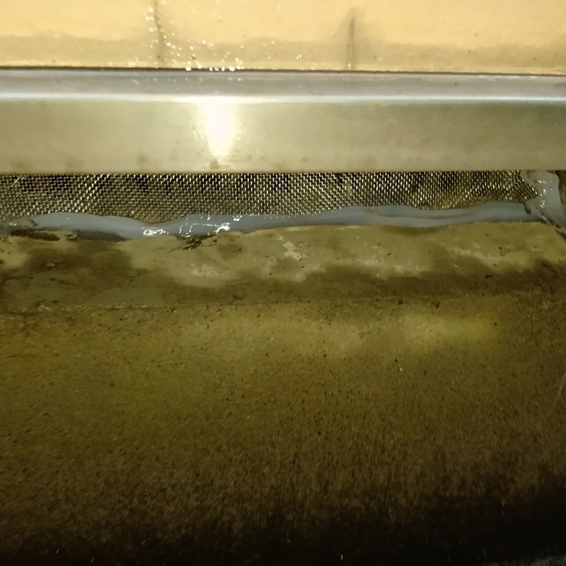 床下換気口のすき間を封鎖