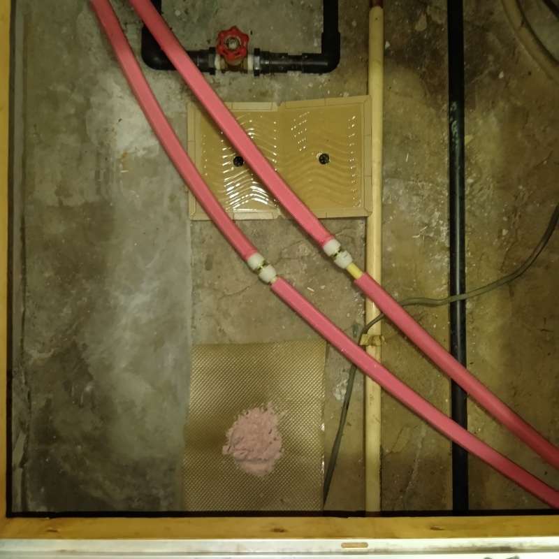 床下に殺鼠剤と粘着シートを設置