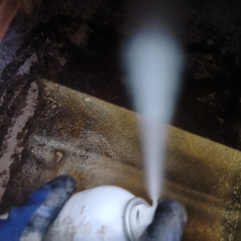 忌避スプレーを散布