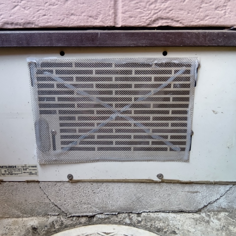 床下換気口のすき間を封鎖