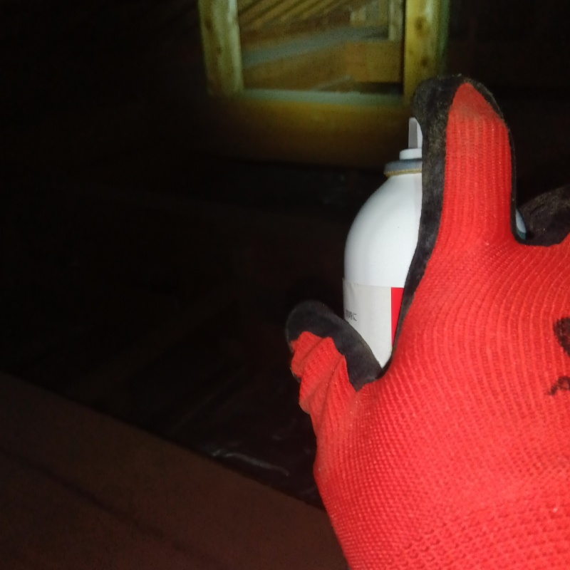 忌避スプレーを散布