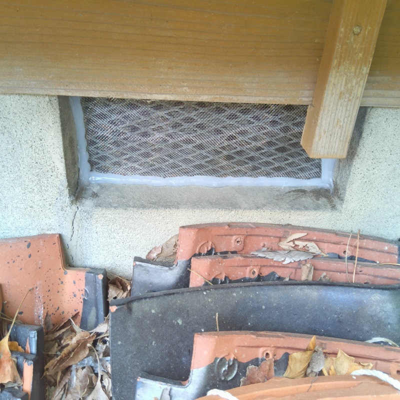 床下換気口のすき間を封鎖