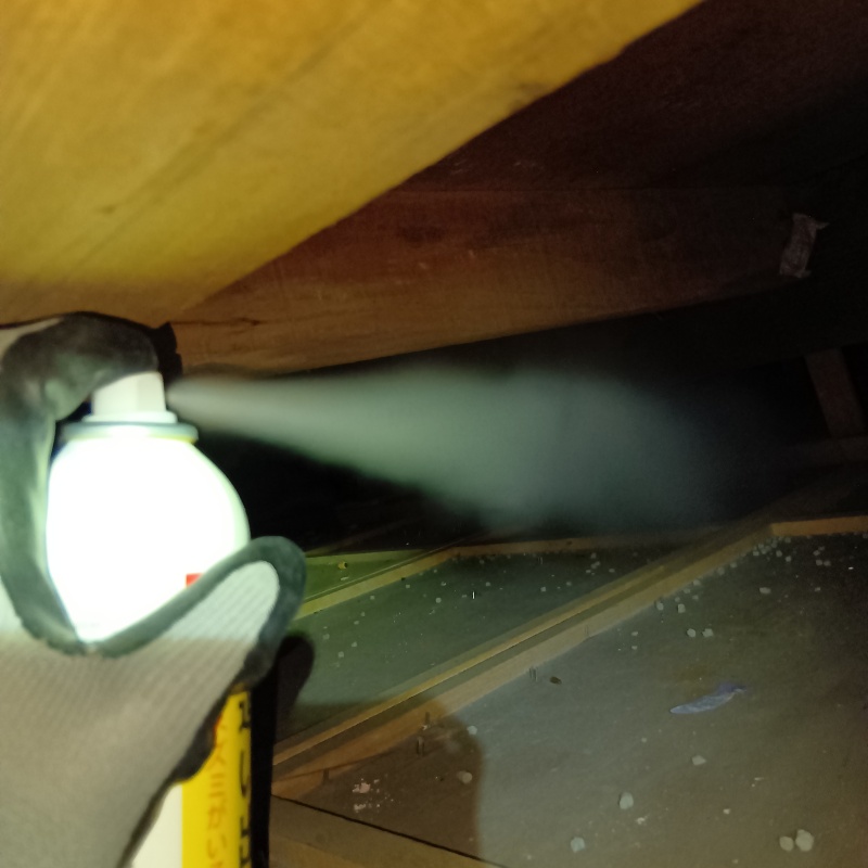 忌避スプレーを散布