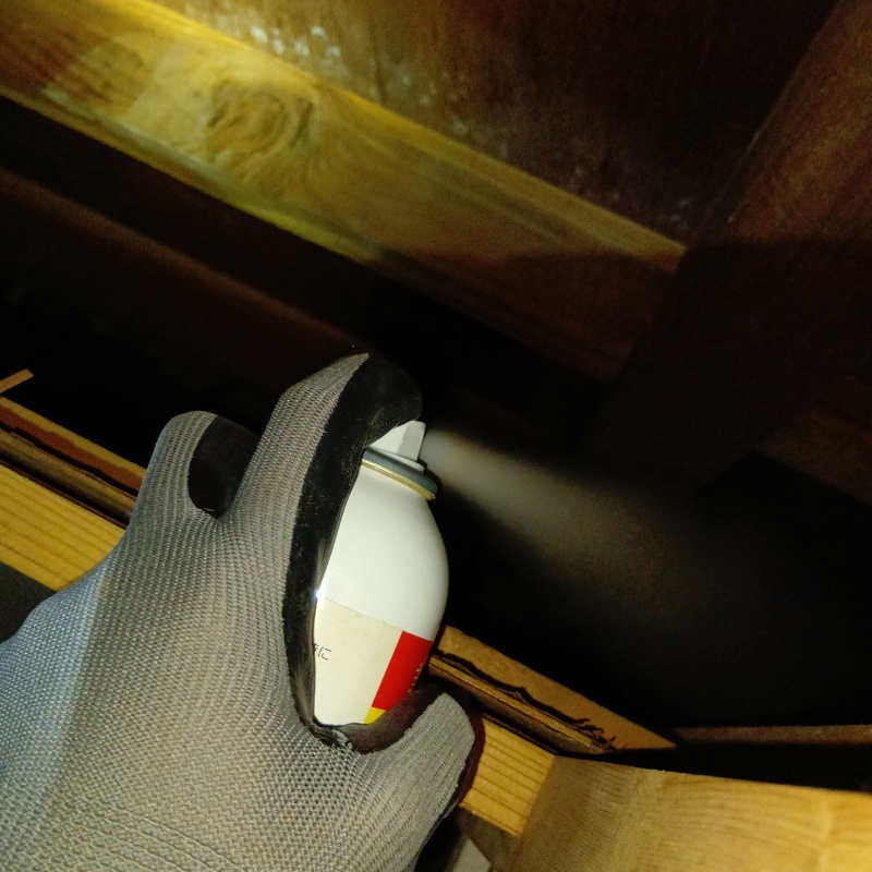 忌避スプレーを散布