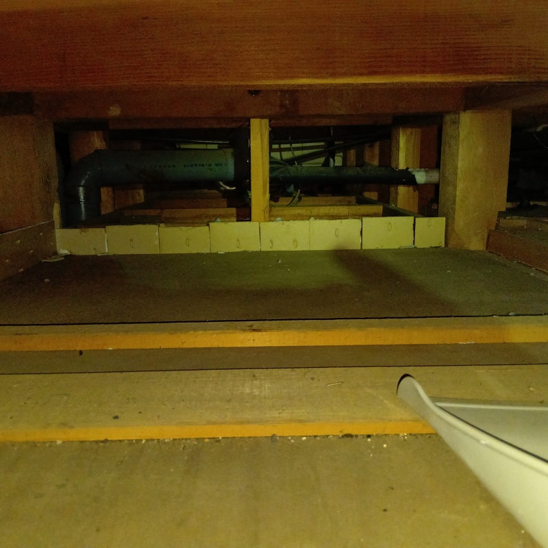 屋根裏の清掃が完了した様子