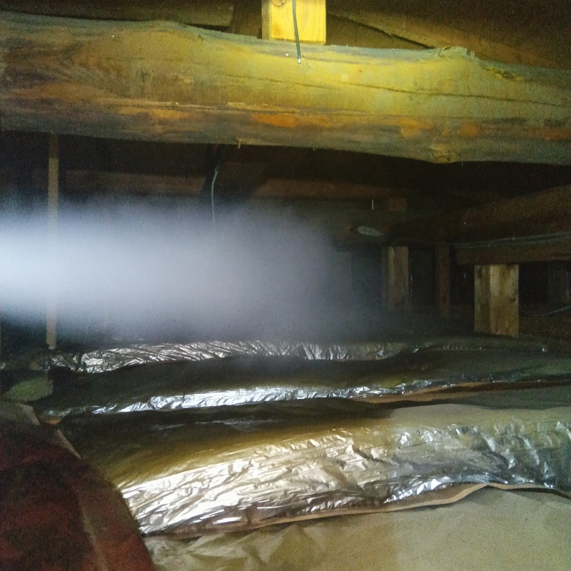 忌避スプレーを散布