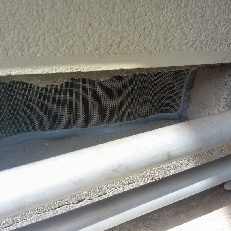 床下換気口のすき間を封鎖