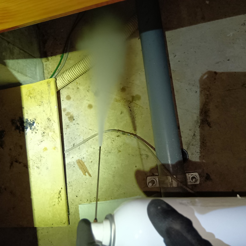 床下に忌避スプレーを散布