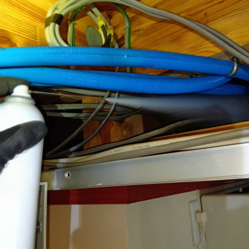 天井裏に忌避スプレーを散布