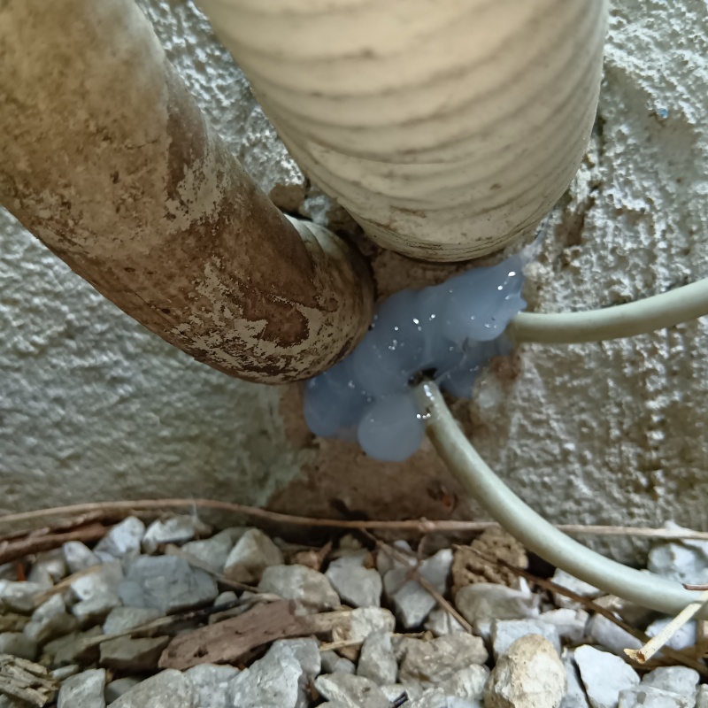 配管が通る穴のすき間を封鎖