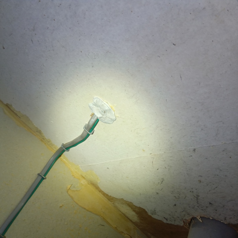 配線が通る穴のすき間を封鎖