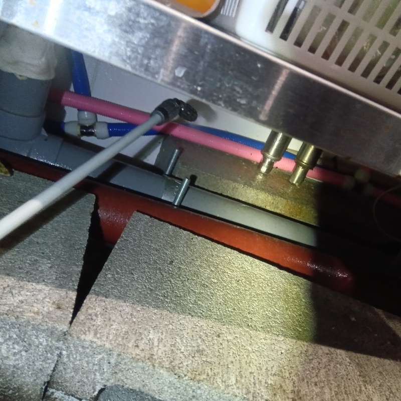 什器の下に除菌剤を散布