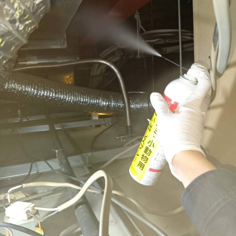 忌避スプレーを散布