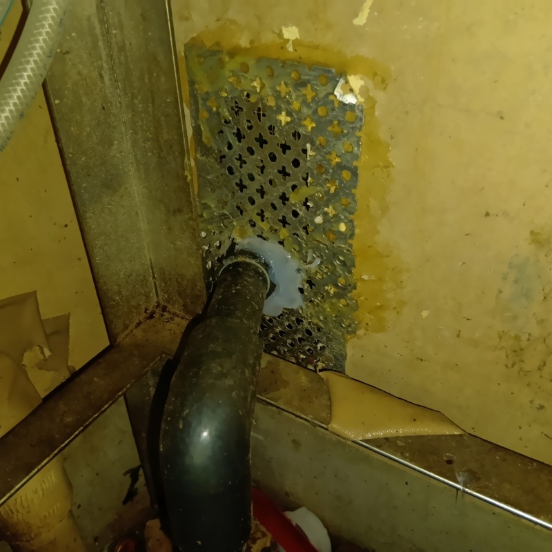 配管が通る穴のすき間を封鎖