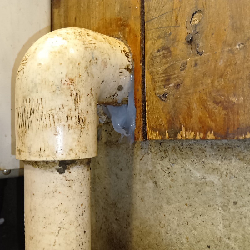 配管が通る穴のすき間を封鎖