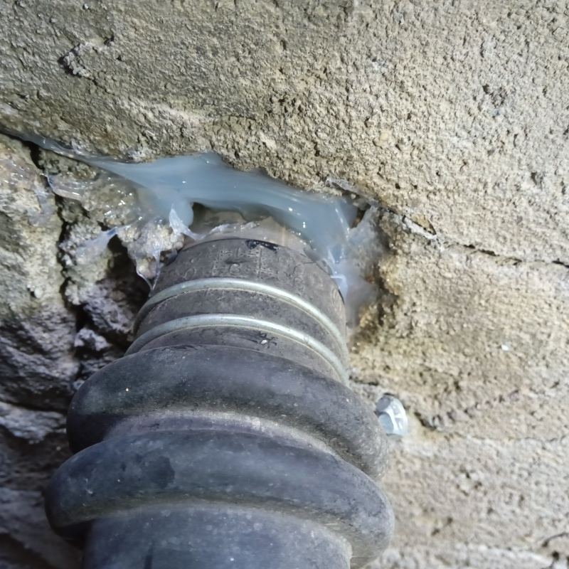 配管が通る穴のすき間を封鎖