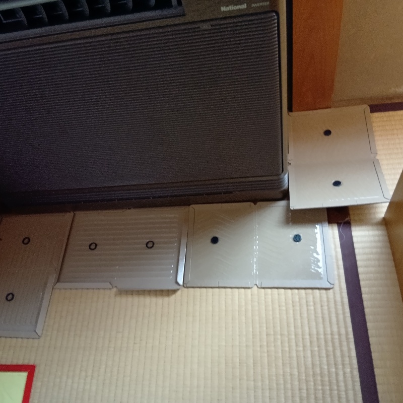 和室の隅に沿って粘着シートを設置