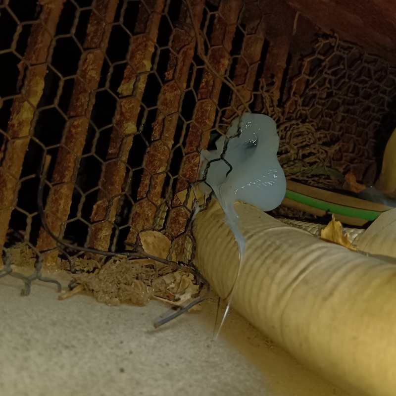 床下換気口と配管のすき間を封鎖