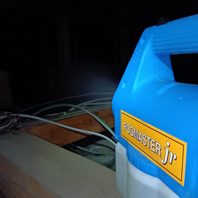 清掃後に噴霧器で薬剤を散布