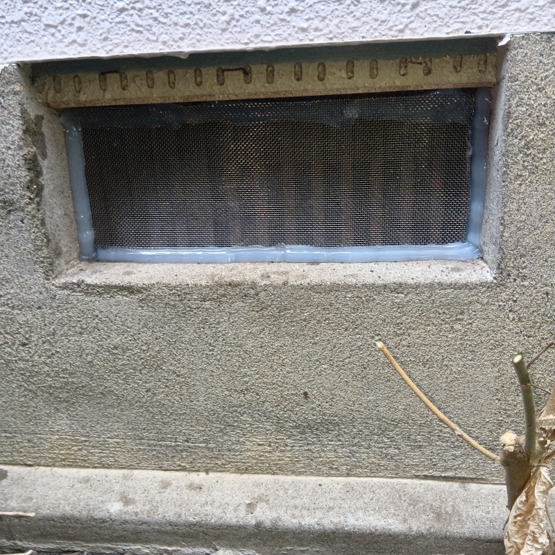 床下換気口のすき間を封鎖