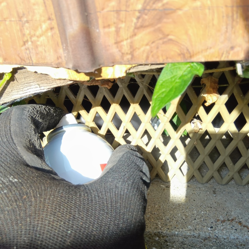 換気口から忌避スプレーを散布