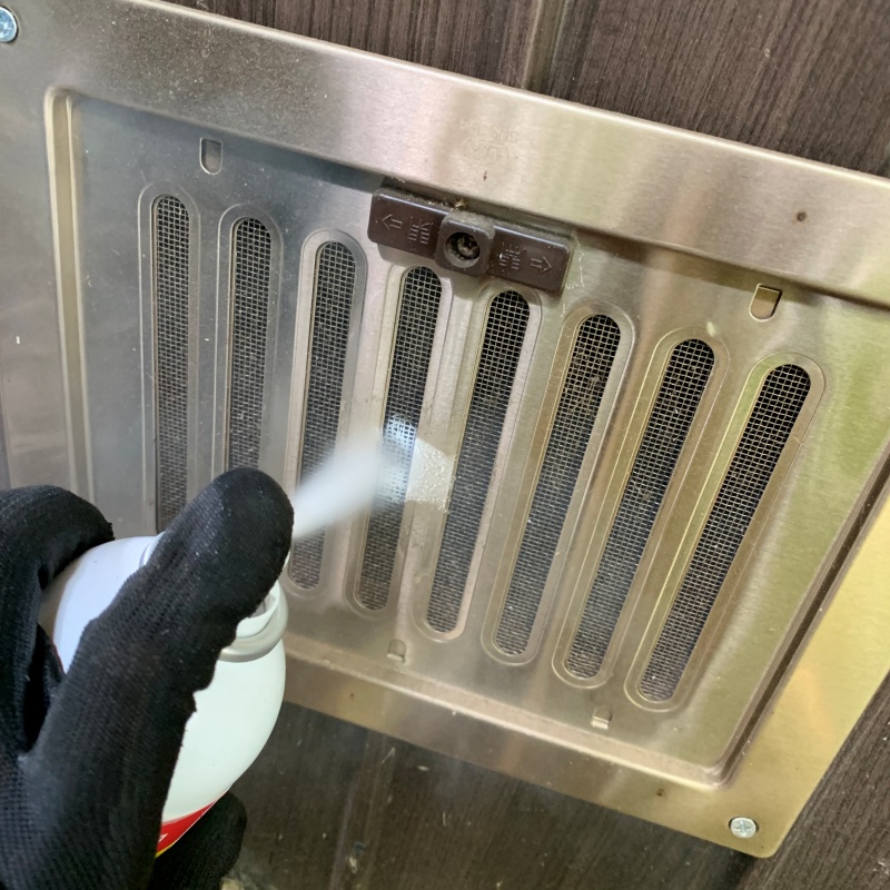 換気口から忌避スプレーを散布