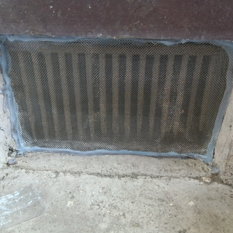 床下換気口のすき間を封鎖