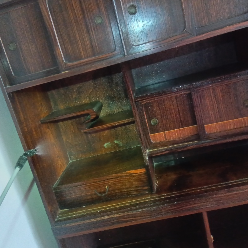 棚の中に除菌剤を散布