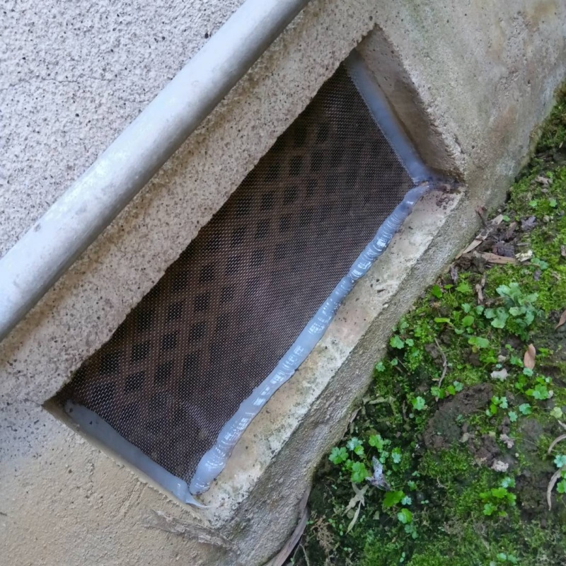 床下換気口のすき間を封鎖