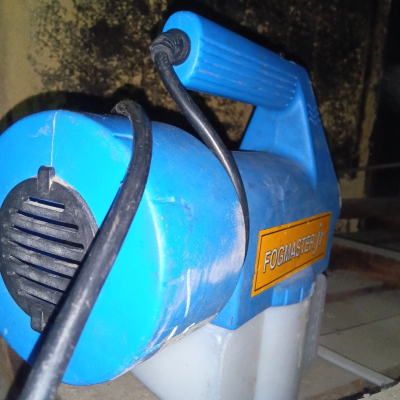 噴霧器で薬剤を散布