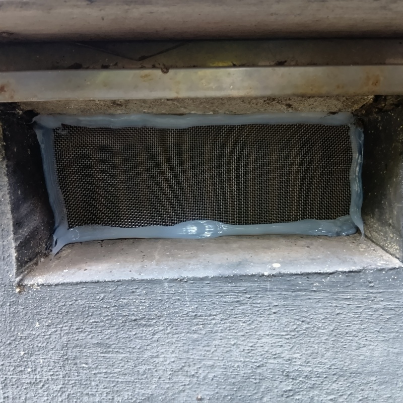 床下換気口のすき間を封鎖