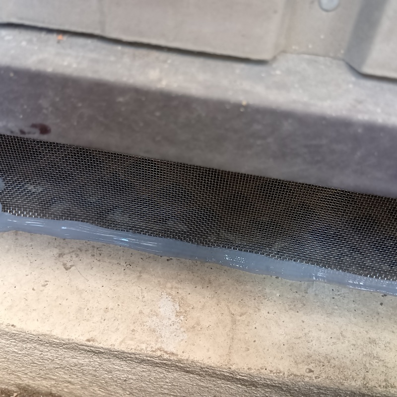 床下換気口のすき間を封鎖