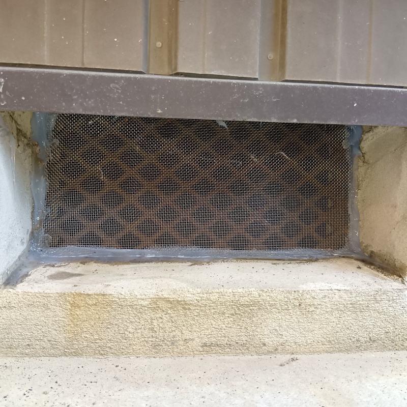 床下換気口のすき間を封鎖