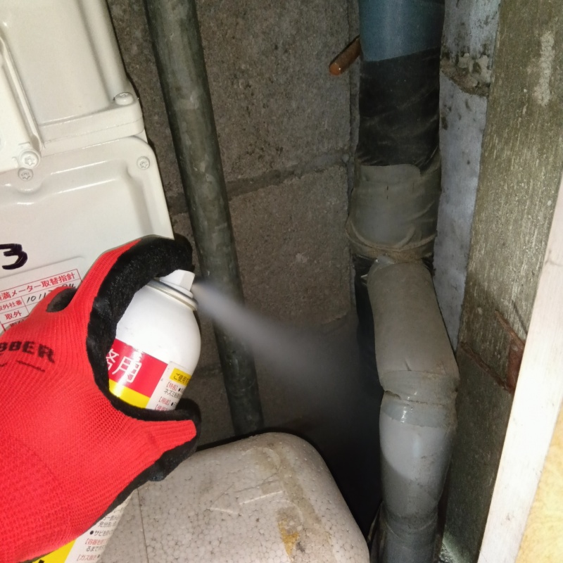 忌避スプレーを散布