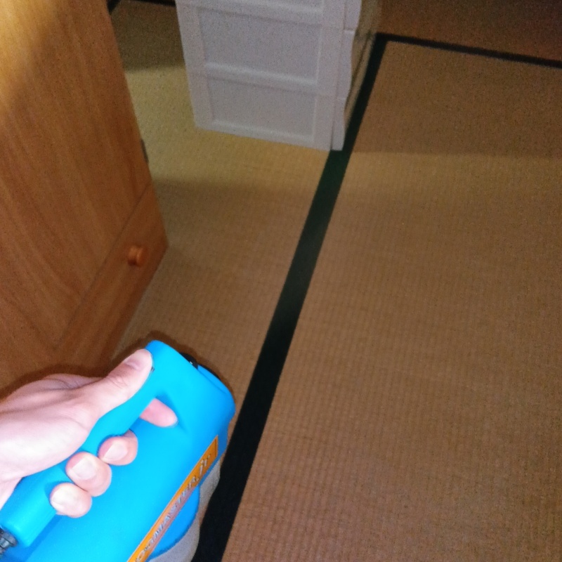 和室に噴霧器で薬剤を散布