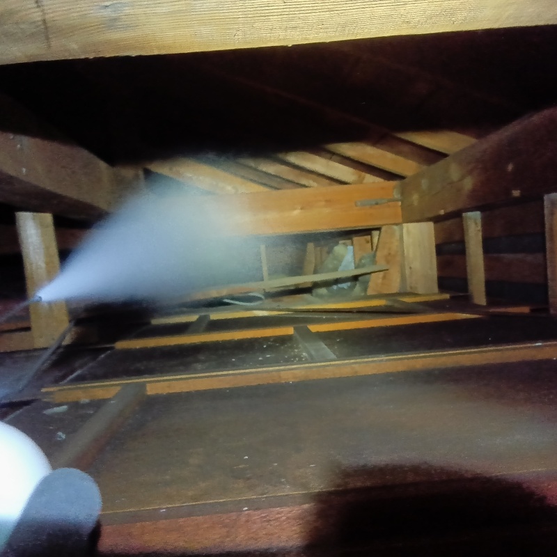 忌避スプレーを散布