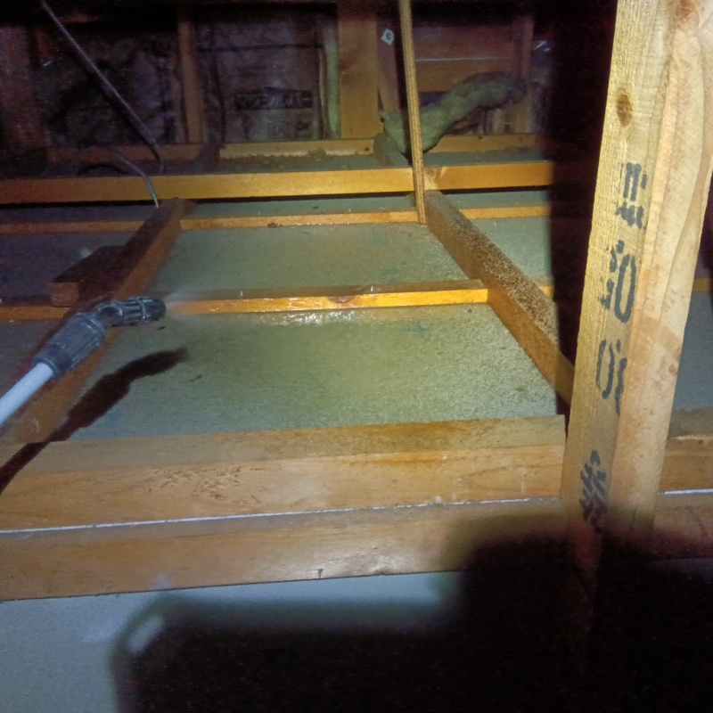 屋根裏に除菌剤を散布