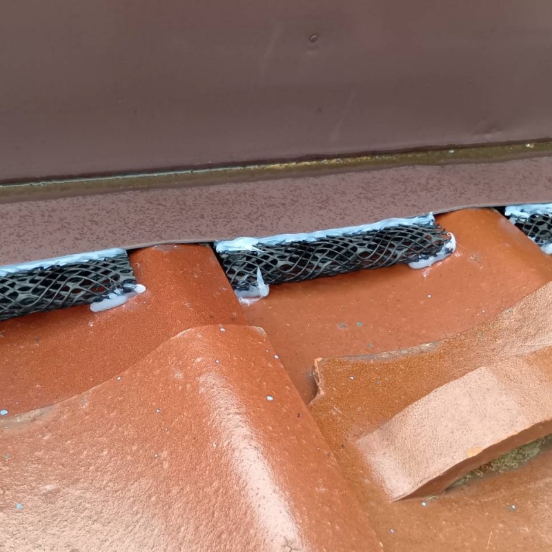 屋根のすき間を封鎖