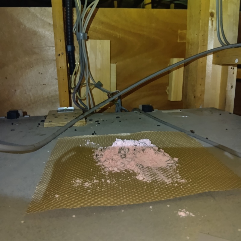 屋根裏に殺鼠剤を設置