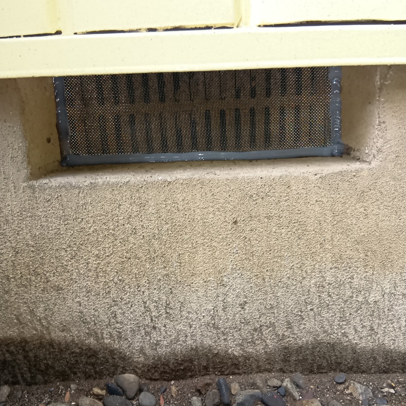 床下換気口のすき間を封鎖