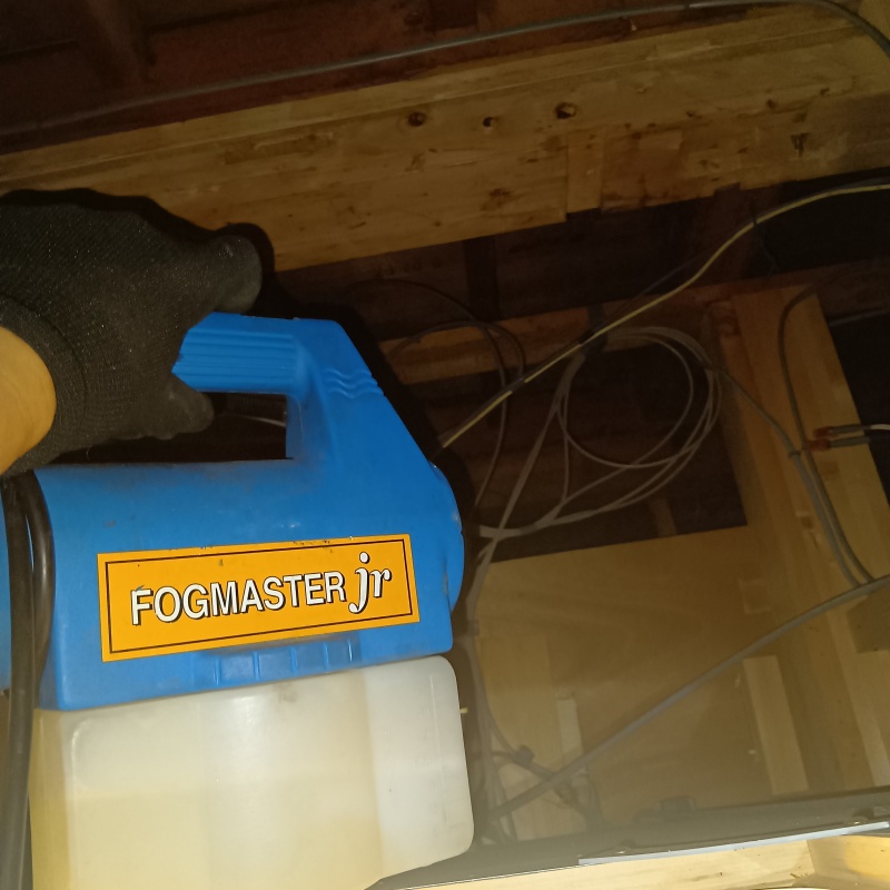 噴霧器で薬剤を散布